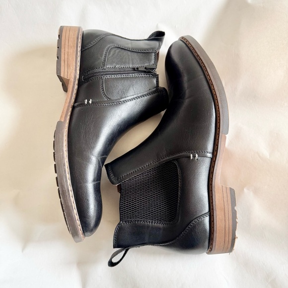 Madden NYC Black Chelsea Ankle Boots Faux Leather Lug Sole Side Zip Men's sz 9.5 - Picture 2 of 7